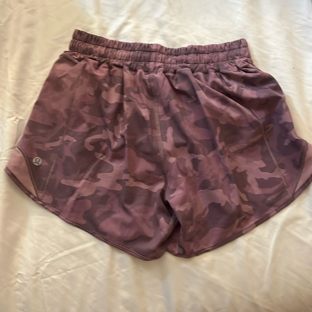 Lululemon Hotty Hot Short size 4 4” pink camo rare